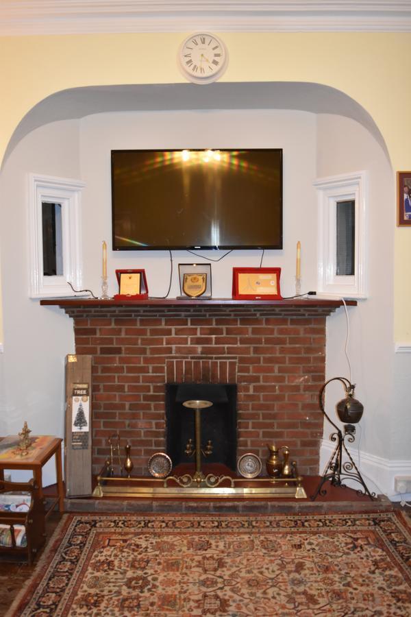 Gatwick Castle B&B Horley Exterior foto